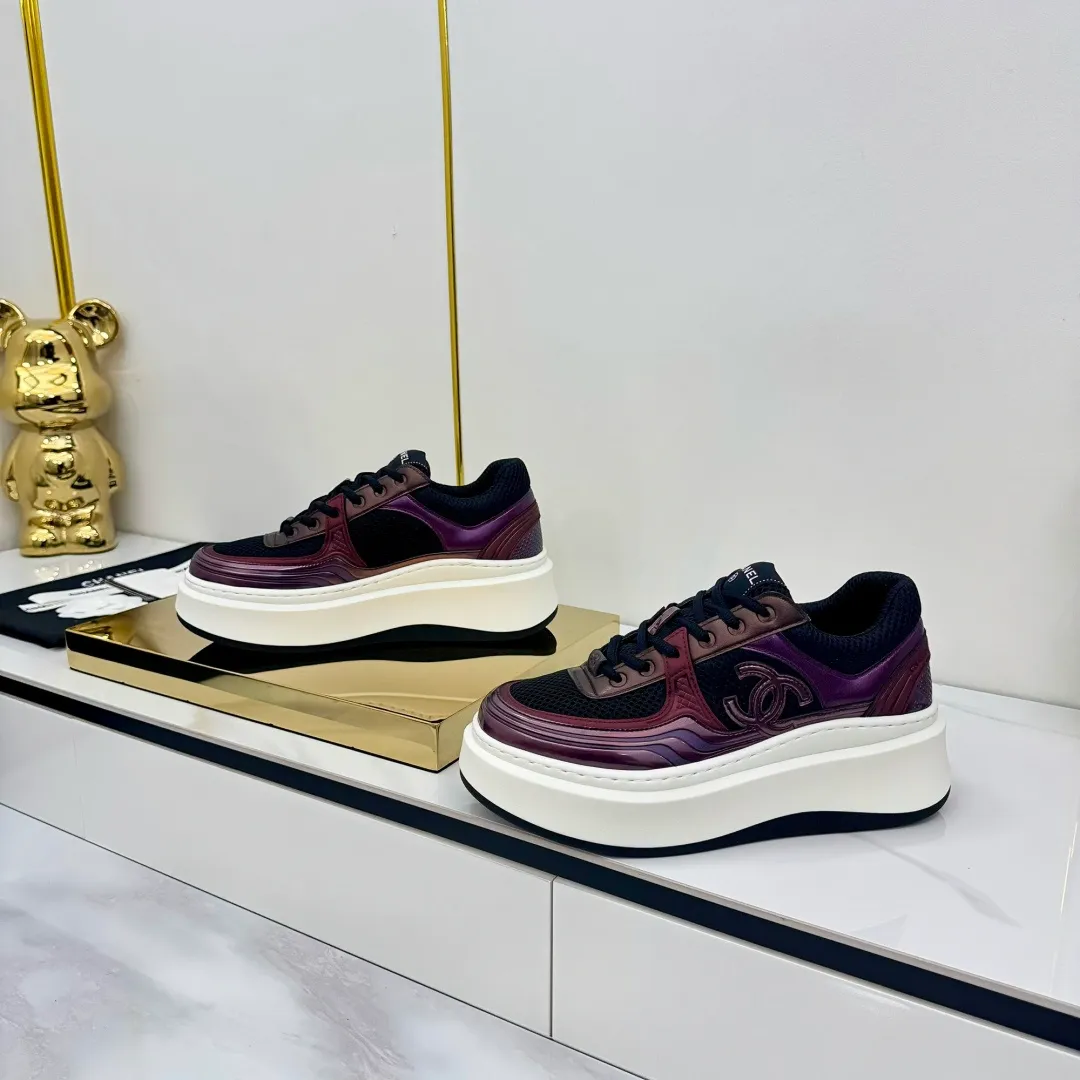 👟👟Ex-factory price 680👟👟 Upgraded version, upgraded version, upgraded version! No rebuttal accepted! ! ! ! Chanel Chanel panda shoes! 2025 counter's top casual sports shoes. This classic design; the upper is electro-embroidered with a variety of techniques; the outsole is fashionable and sporty; the unusual inclusion of a variety of color matching elements... The diversified mix and match is very good-looking and versatile, and can be used for leisure, fashion, sports, and outdoor... ꫛꫀꪝ Go➫ Materials: ❶Upper made of: original imported first-layer silk cowhide + original waterproof cloth + original first-layer cowhide ❷Inner lining: Original Yangli+Net ❸Outsole based on: Original TPU combination outsole Counter boutique packaging complete set for women 35–41 👉 👉 👉 👉 👉 👉 👉